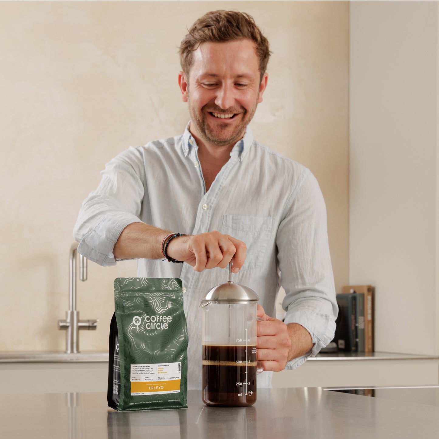 Mann bereitet Filterkaffee mit Buna Dimaa Kaffee, bio aus äthiopischen und kolumbianischen Arabica Bohnen zu.