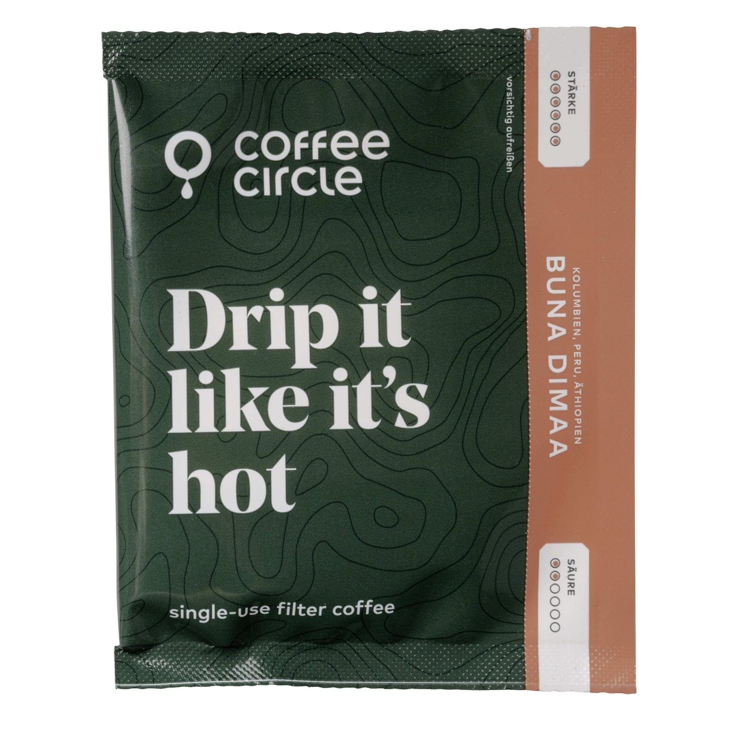 Ein grüner Coffee Circle-Tropfbeutel mit der fettgedruckten weißen Aufschrift „Drip it like it’s hot“, perfekt für Kaffee unterwegs.