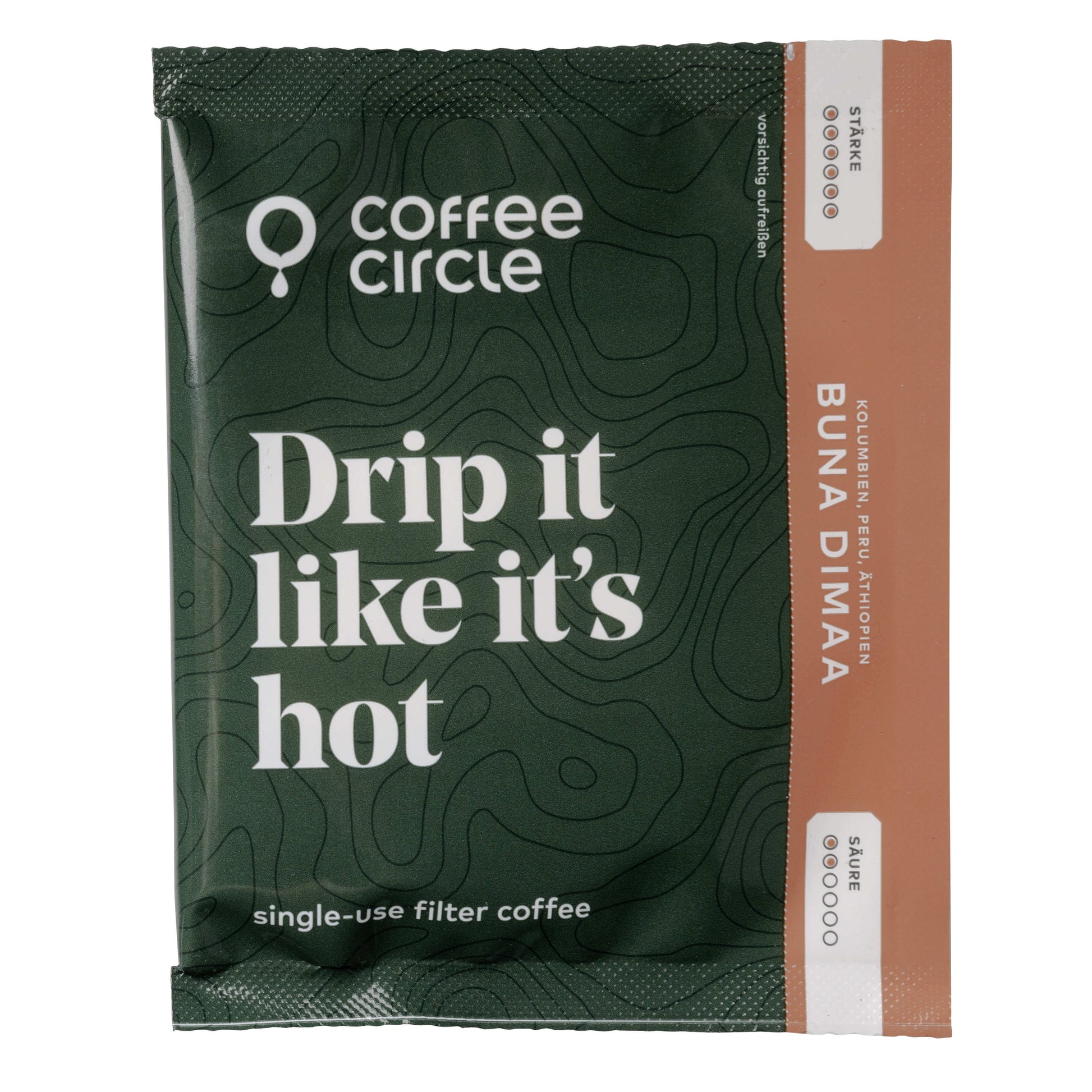 Ein grüner Coffee Circle-Tropfbeutel mit der fettgedruckten weißen Aufschrift „Drip it like it’s hot“, perfekt für Kaffee unterwegs.